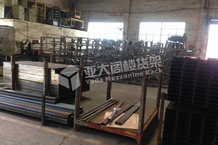 廣州亞大閣樓貨架廠家訂單不斷，工廠人員正全力以赴趕貨中